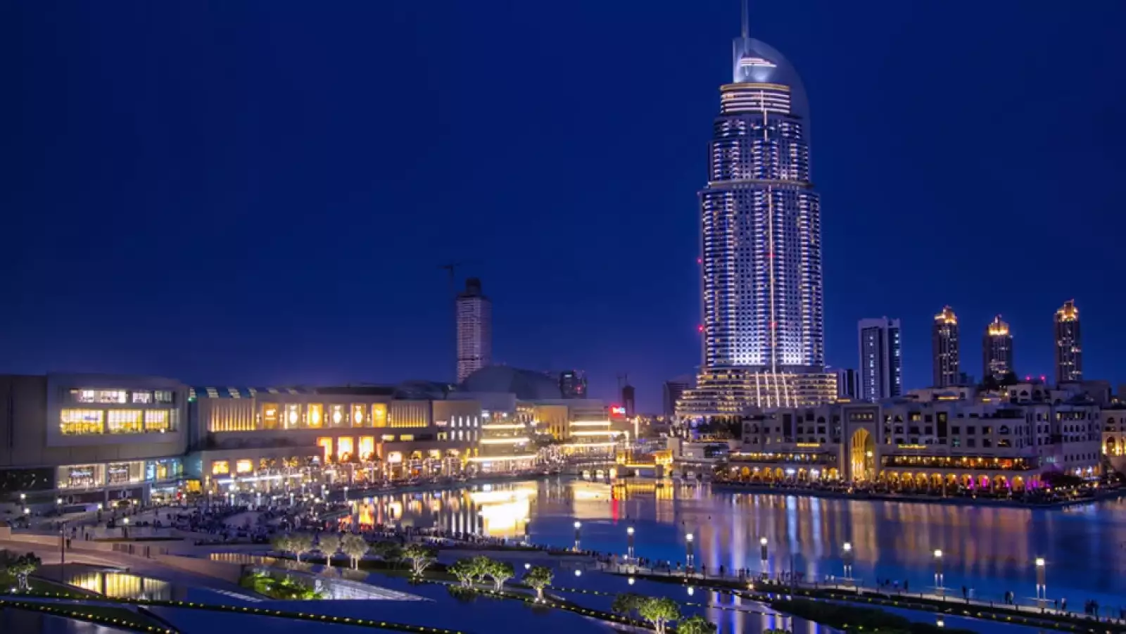 El Dubai Mall, a la izquierda, convive con otros complejos de lujo como la torre Burj Khalifa, la más grande del mundo