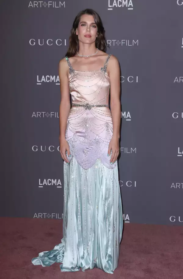 Carlota Casiraghi con un vestido multicolor.