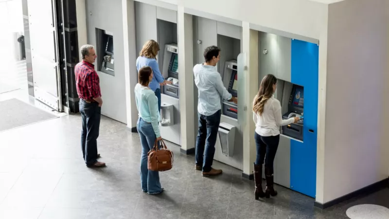Una mujer retira dinero de un cajero automático; ¿qué pueden hacer los clientes de Accendo Banco?