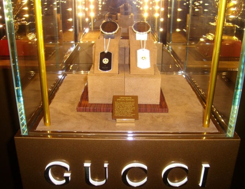 En la suite se exhiben piezas de relojería y joyería de Gucci.