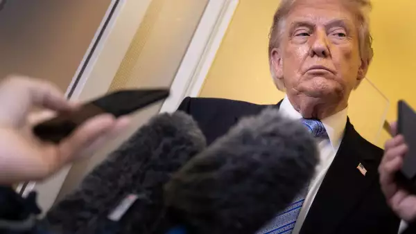 El presidente de los Estados Unidos, Donald Trump, habla con los periodistas a bordo del Air Force One después de su salida del Aeropuerto de la Capital de Pekín el 15 de mayo de 2026, en su camino de regreso a los Estados Unidos.