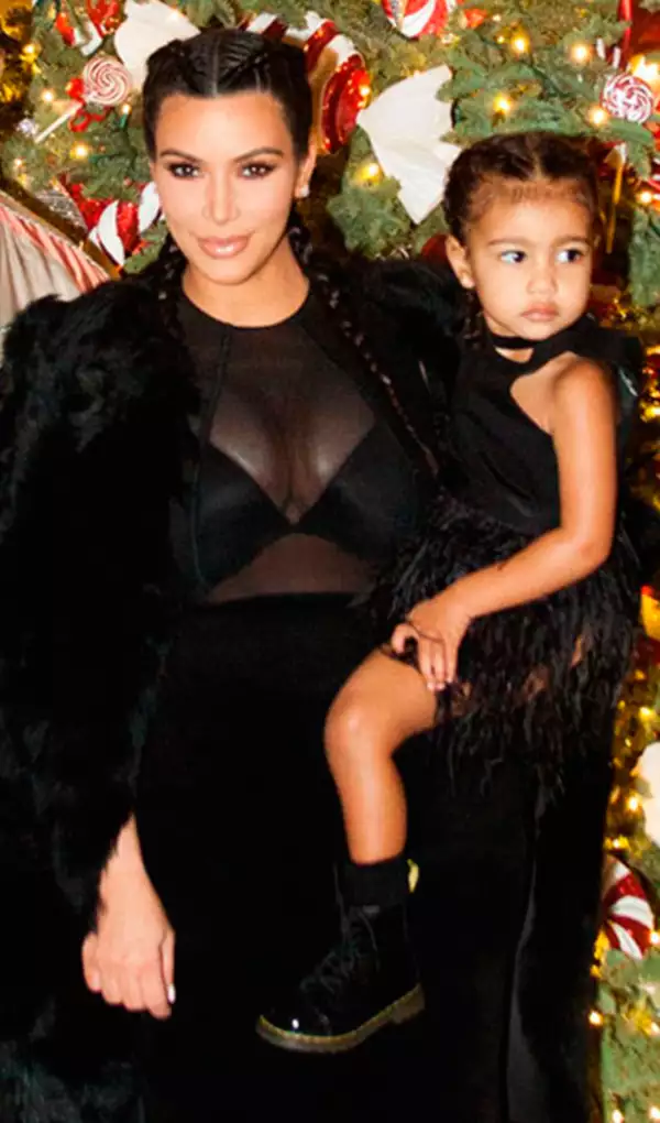 Kim lució un look total black que dejó ver que ya ha bajado algunos kilos tras el nacimiento de Saint.