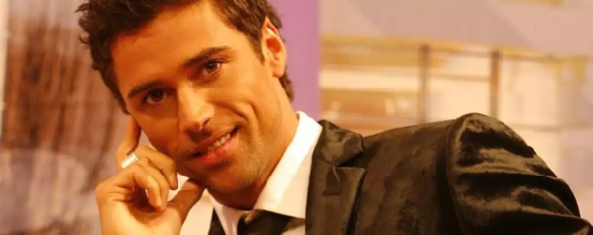 Instalado en Puebla conoció a una persona que dirigía una agencia de modelos, quien le ofreció trabajo con la condición de hacer un ligero cambio en su imagen.