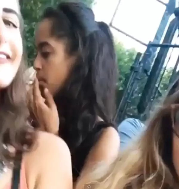 Radar Online asegura que Malia estaba fumando marihuana en el festival.