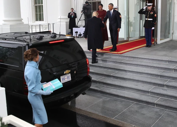 Melania llegando con Tiffany a la Casa Blanca