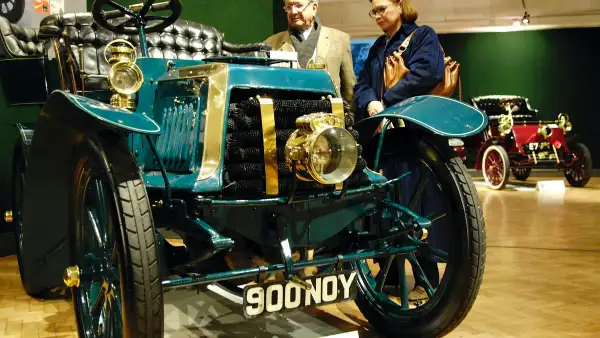 Unos visitantes examinan en Bonhams un Panhard-Levassor Type A de 7 CV y ​​dos cilindros expuesto en Londres el 1 de noviembre de 2007.