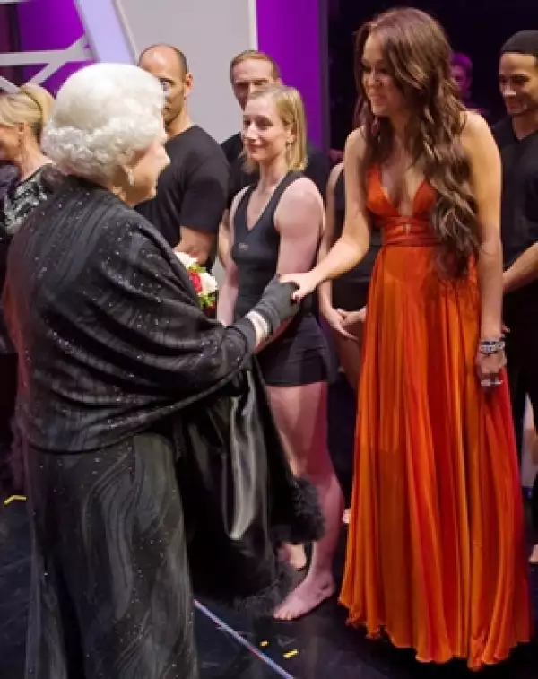 Miley Cyrus también conoció a la Reina de Inglaterra.