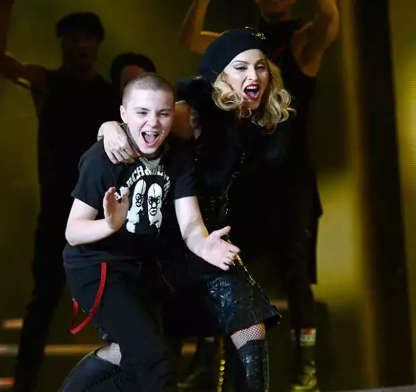 Así lucía Rocco en 2012, cuando su mamá demostró en el escenario su habilidades musicales.