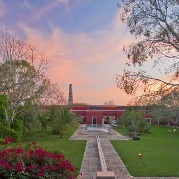 La hacienda Temozón se ubica en el kilómetro 182 de la carretera Mérida-Uxmal, a poco más de una hora y media del aeropuerto de Mérida.