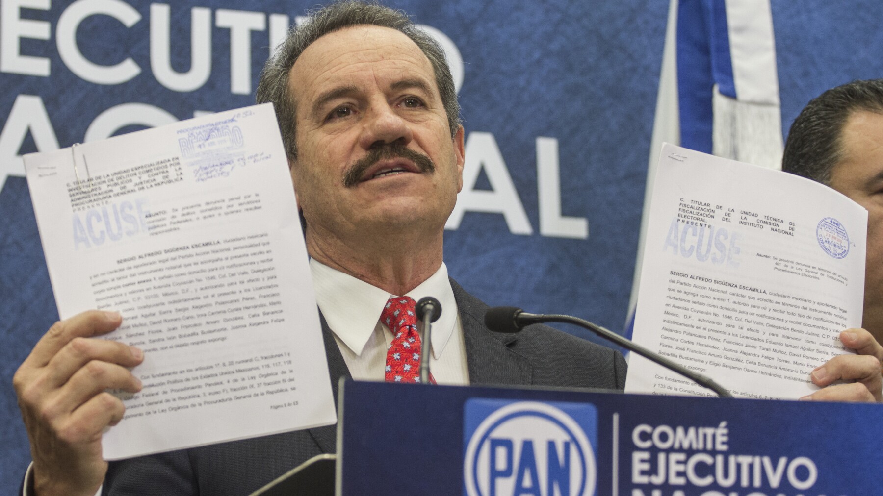 Renunció al PAN al no obtener la candidatura y competirá como independiente.