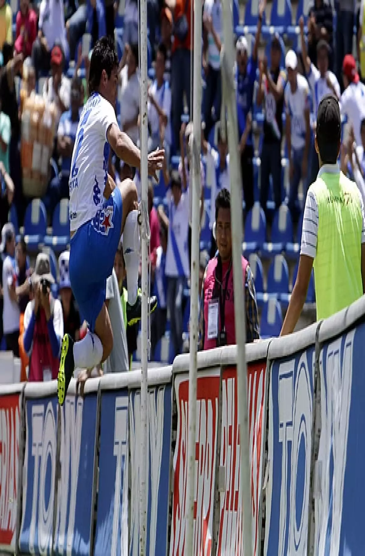 El principito lució una combinación en rojo y blanco en su último día de gira.