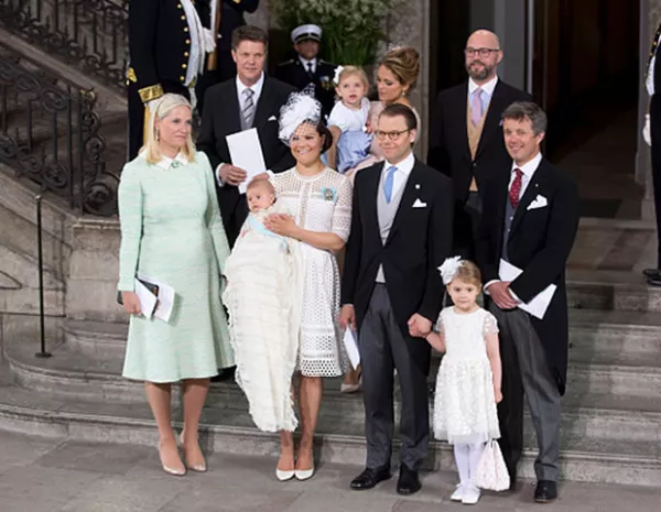 La princesa heredera Victoria de Suecia bautizó al más pequeño de sus hijos el 27 de mayo. Entre los momentos más tiernos: un dulce abrazo entre las princesas Estelle y Leonore que robó el spotlight.