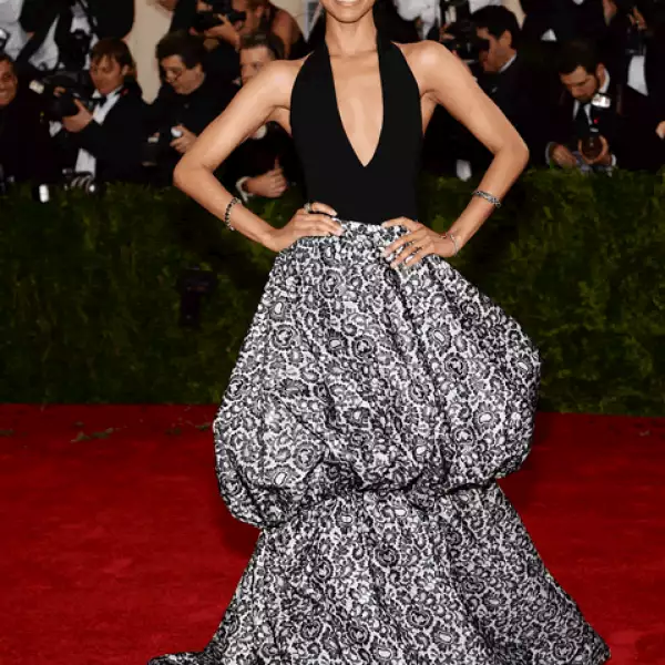 Zoe Saldana- En Michael Kors y joyas de Jack Vartanian.