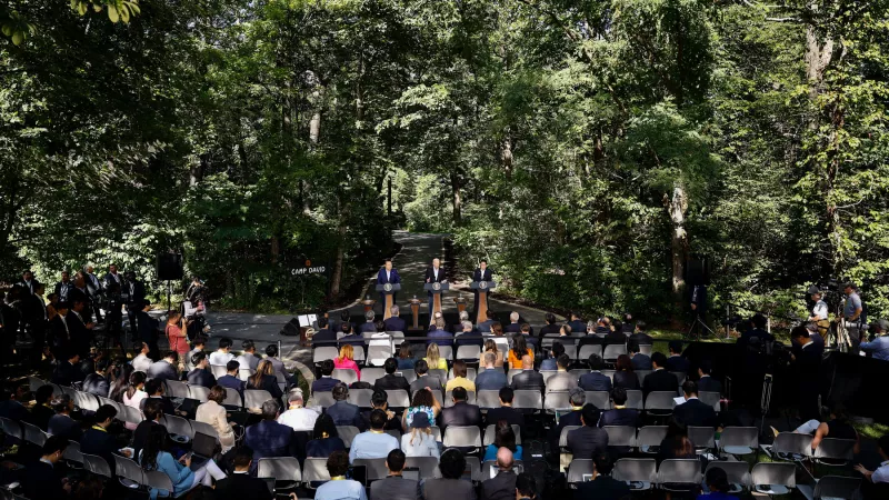 El presidente de Corea del Sur, Yoon Suk Yeol, el presidente de los Estados Unidos, Joe Biden, y el primer ministro japonés, Kishida Fumio, llegan a una conferencia de prensa conjunta después de las conversaciones a tres bandas en Camp David el 18 de agosto de 2023 en Camp David, Maryland.