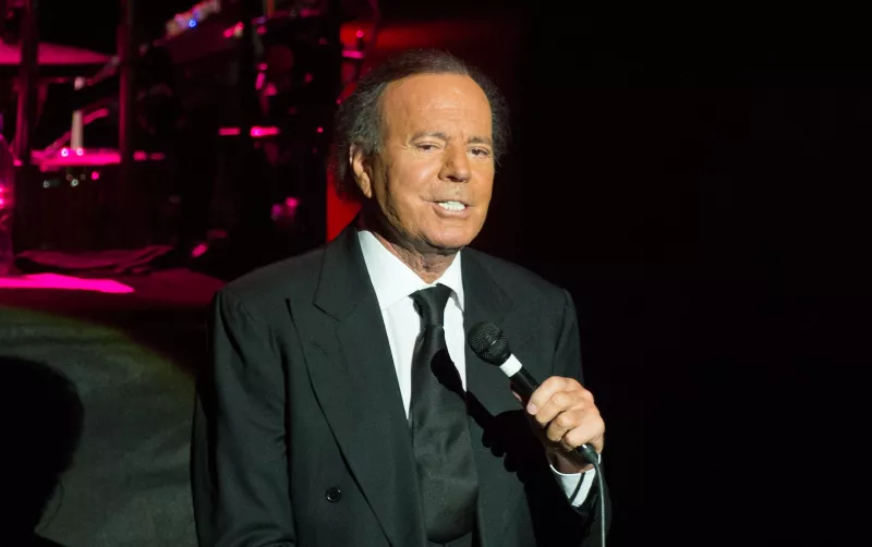 Julio Iglesias enfrenta demanda por agresiones sexuales en España