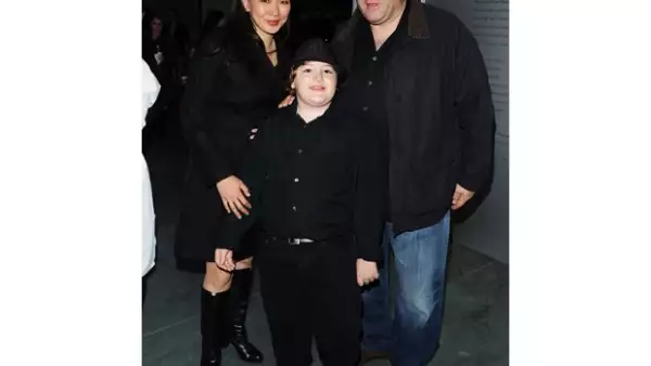 Michael Gandolfini de 13 años es uno de los herederos de la mayor parte de la fortuna que hizo el actor. En la imagen junto a su esposa Deborah Lin.