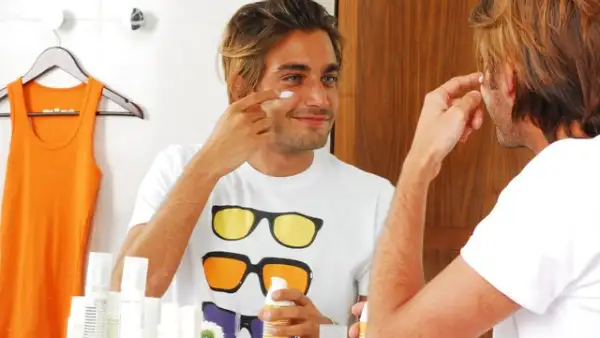 Ricardo Korkowski cuida su piel con una buena alimentación, y claro, no puede faltar la protección solar. El primer día, sólo usa bloqueador, y va cambiando gradualmente a bronceador. De regreso a casa, usa cremas hidratantes para mantener su color.