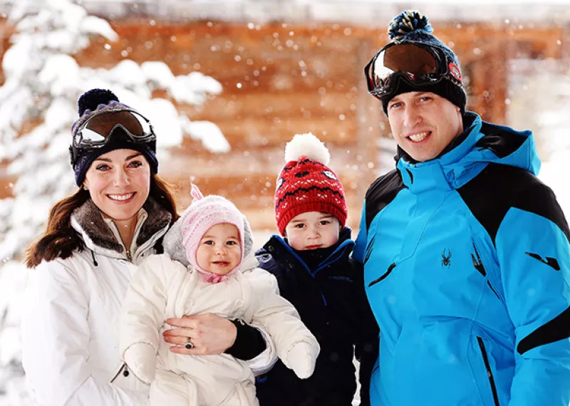William y Kate compartieron este lunes una serie de fotografías de su primer viaje en familia con el príncipe George y la princesa Charlotte, mismas que generaron polémica.