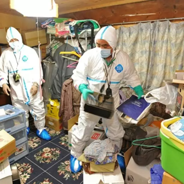 Hombres revisan articulos en su casa Kawauchi