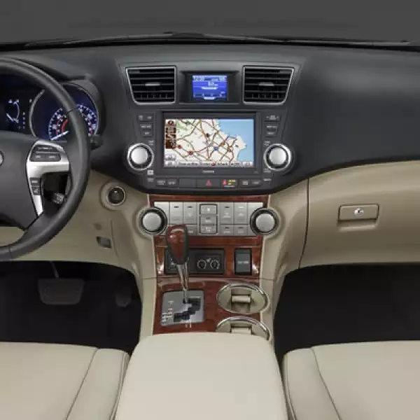 Las salidas del sistema de aire ahora están acentuadas con elementos metálicos en la versión Limited 4WD, que también está equipada con un espejo retrovisor con brújula.