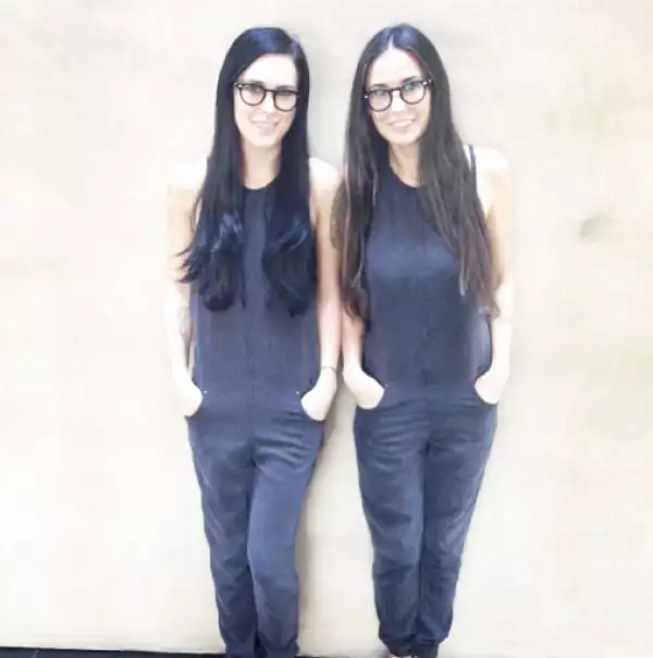 A sus 53 años, la actriz se ve igual que sus hijas.