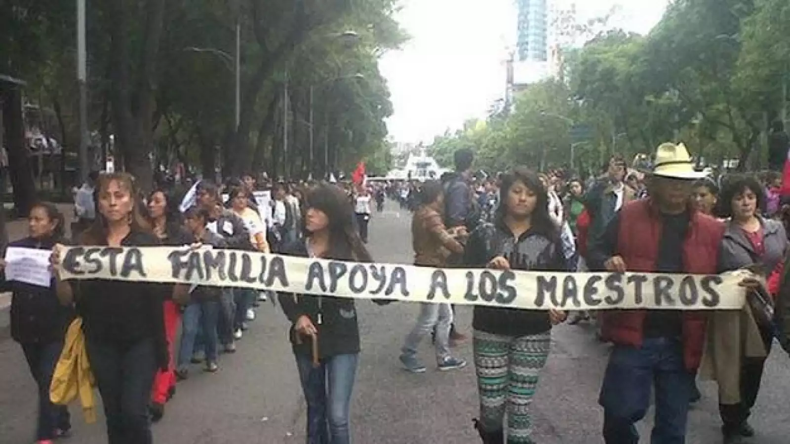 Estudiantes y profesores de la CNTE protestan contra el Grito de Pena Nieto