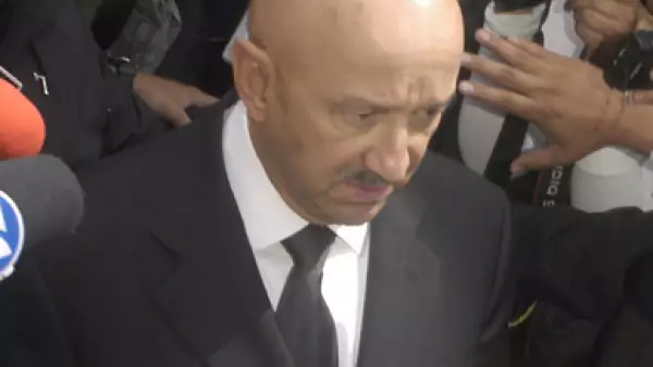 El ex presidente de México, Carlos Salinas de Gortari, a su llegada al funeral de Miguel de la Madrid.