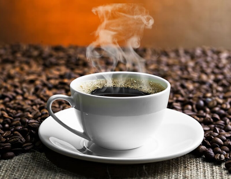 El café estimula la liberación de dopamina, la cual se encarga de hacernos sentir bien, felices y llenos de energía.