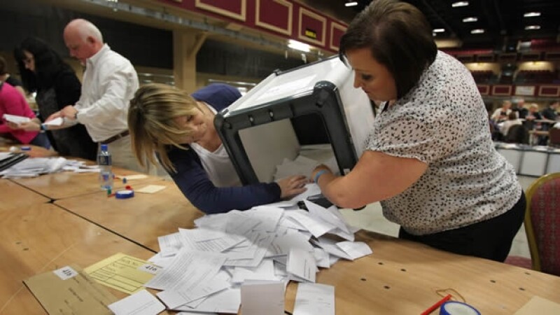 trabajadores electorales cuentan los votos