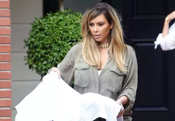 Antes de estar embarazada, Kim ya había lucido un look rubio en su cabellera, sin embargo se lo dejó por poco tiempo. Ahora optó por un teñido tipo ombré.