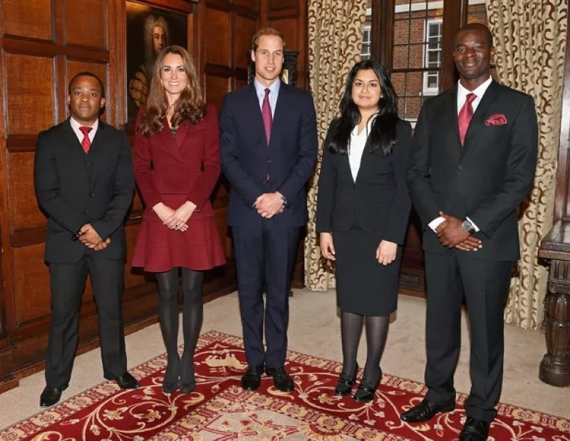Los Duques de Cambridge entregaron becas a estudiantes de bajos recursos del Middle Temple en Londres, la pareja fue captada sonriendo en todo momento.