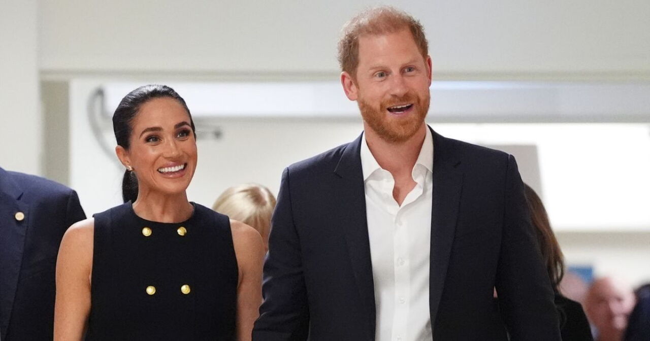 Meghan Markle vende su ropa en una plataforma, justo antes de regresar a Reino Unido