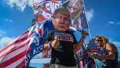 Partidarios del expresidente estadounidense Donald Trump protestan cerca del Mar-a-Lago Club en Palm Beach, Florida, en marzo.