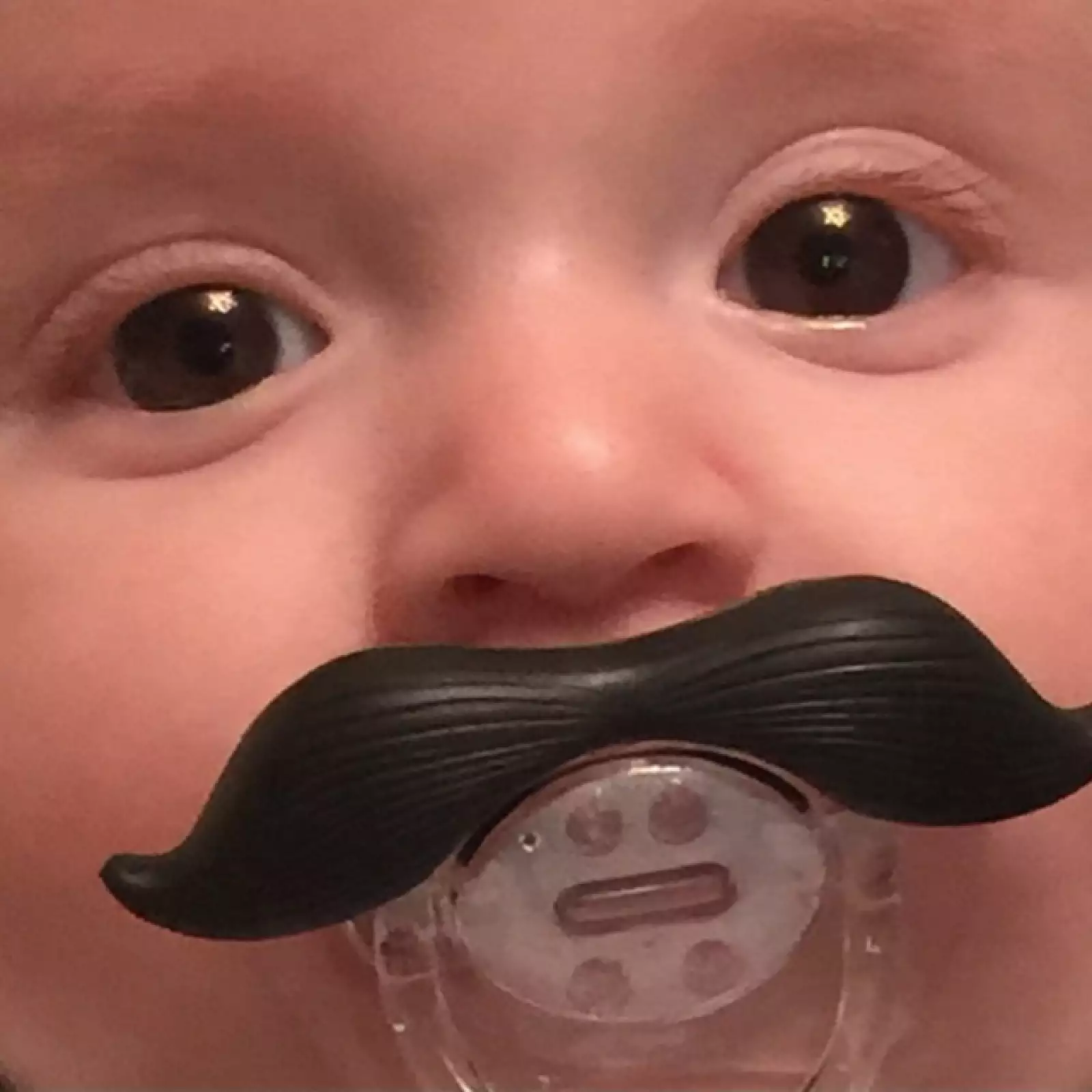 Jaime es un bebé muy querido. Sus papás han expresado en varias ocasiones la felicidad que trajo a sus vidas.