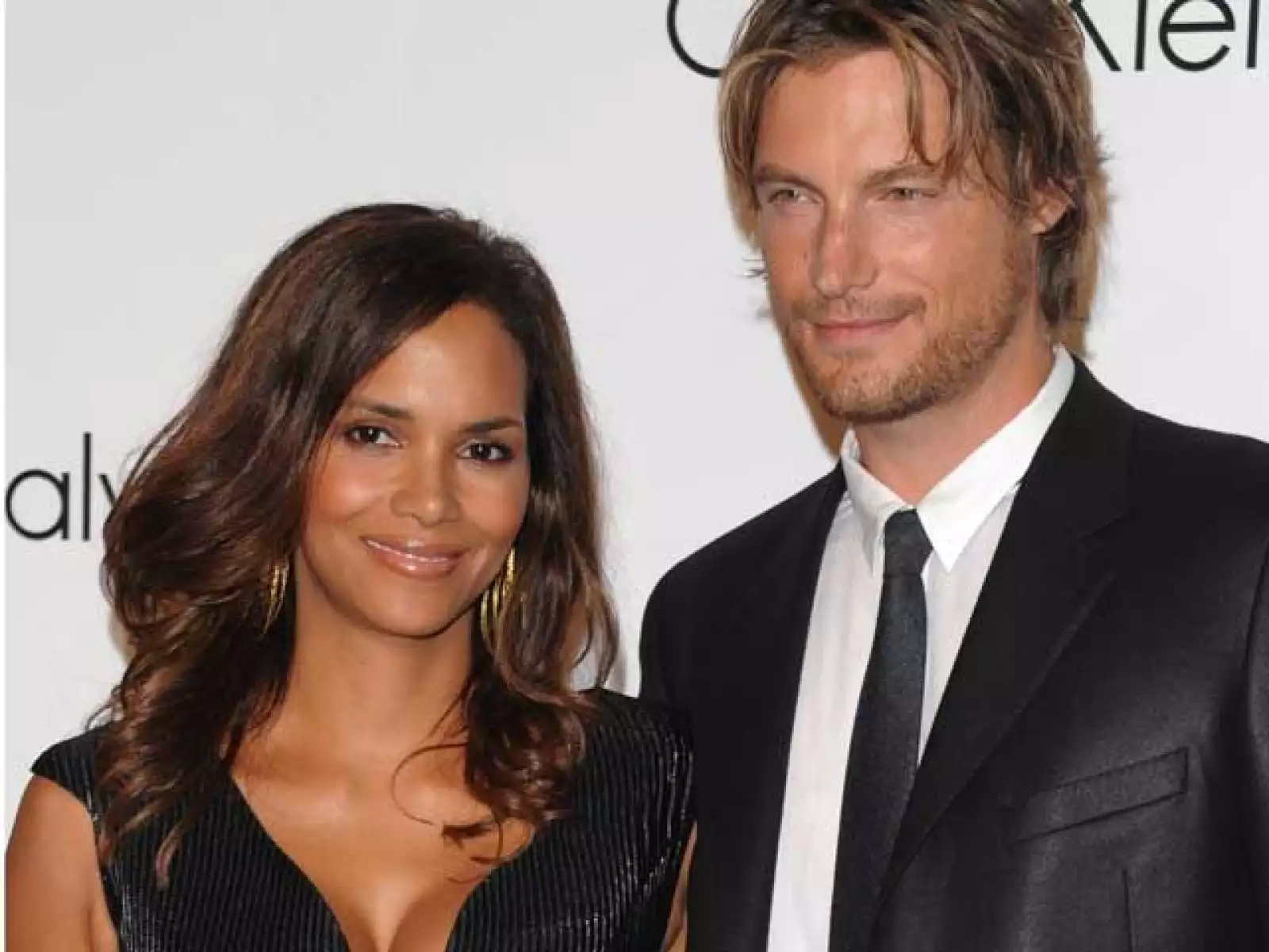 Halle Berry y su novio Gabriel Aubry asistieron al desfile de Calvin Klein.