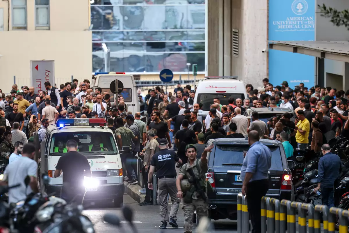 Ambulancias rodeadas de personas a las afueras de un hospital en Líbano. En la imagen se pueden apreciar cientos de personas rodeando a 3 ambulancias fuera de un hospital.