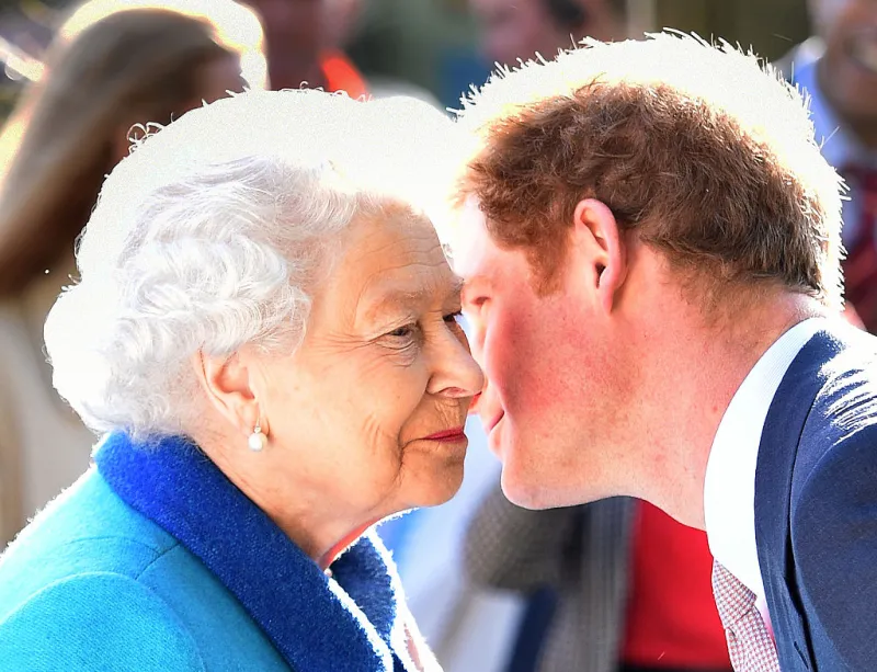 Reina Isabel II y príncipe Harry
