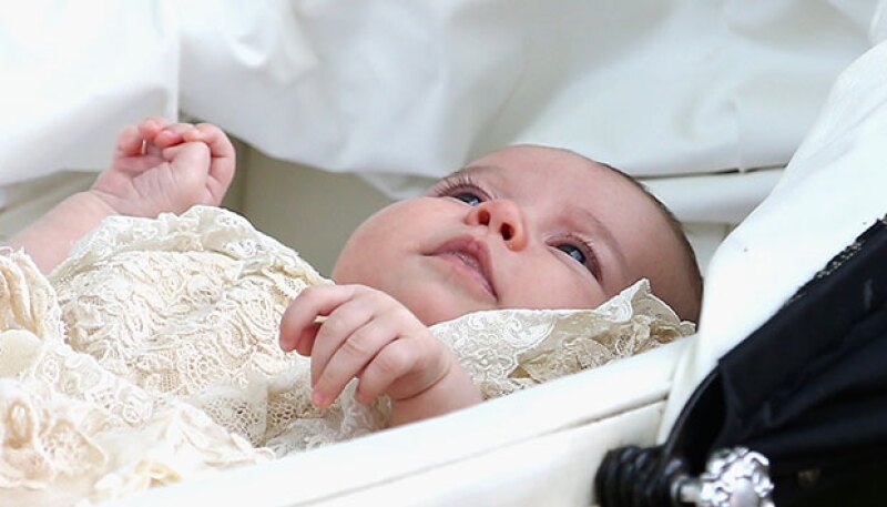 Acompañada por sus papás y su hermano, miembros de la familia real británica y padrinos, la pequeña de dos meses fue bautizada en la iglesia de María Magdalena en Inglaterra.