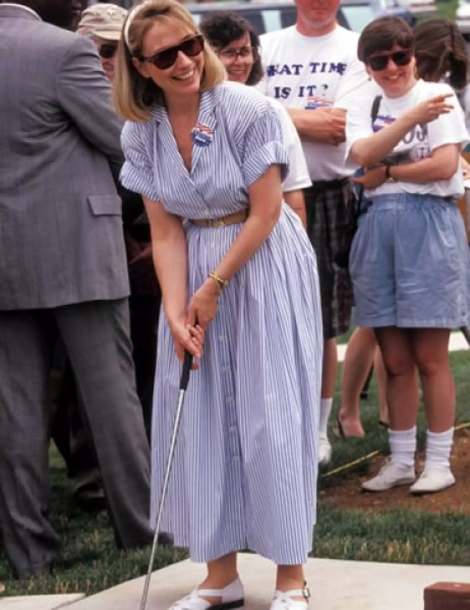 En 1992, durante la campaña presidencial de Bill Clinton, la futura primera dama se vestía de manera muy recatada y con algunos toques femeninos. Los lentes oscuros, muy de moda en la época, le daban un aire juvenil.