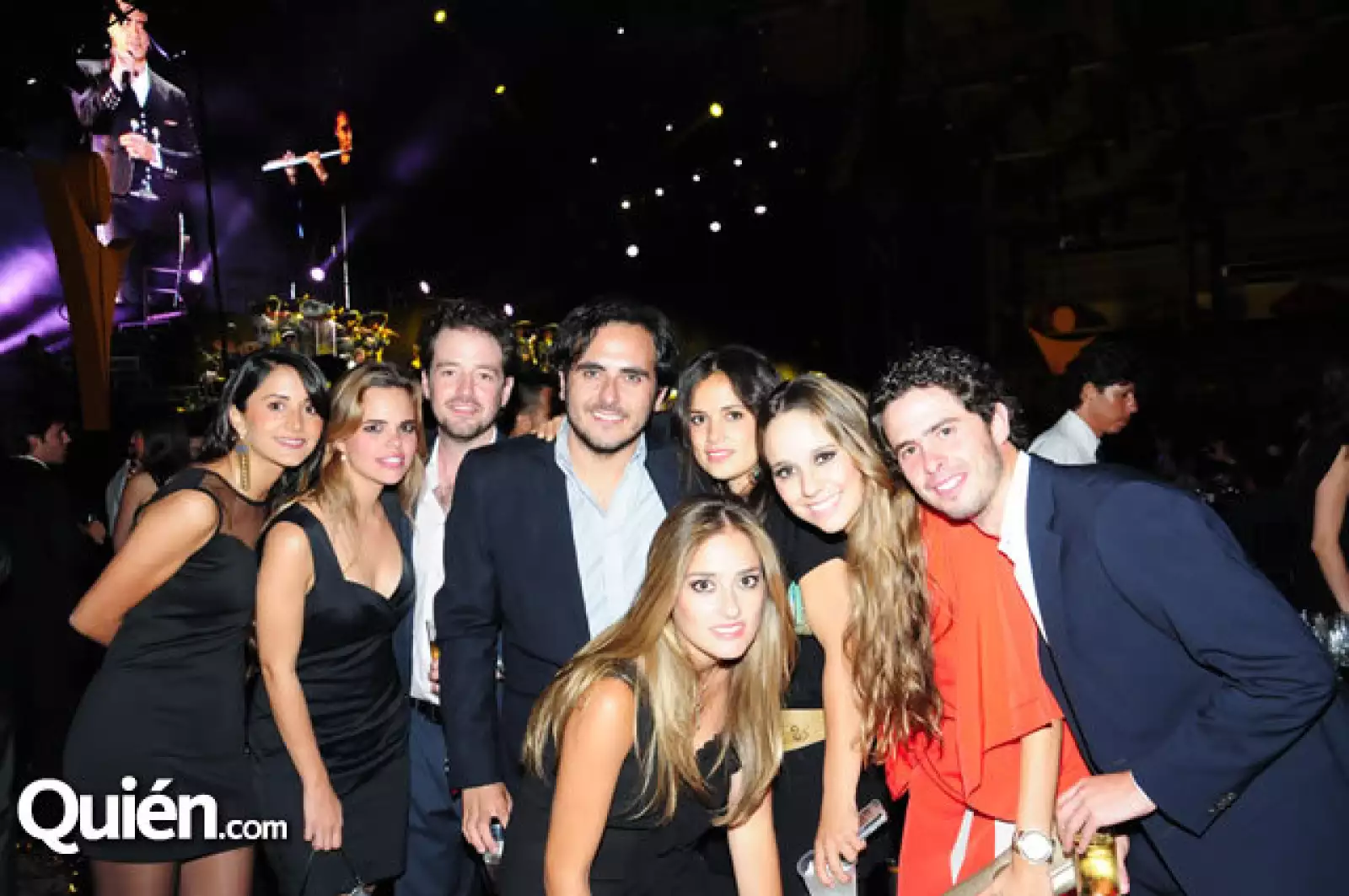 Amigos disfrutando el concierto de Aleajandro Fernández