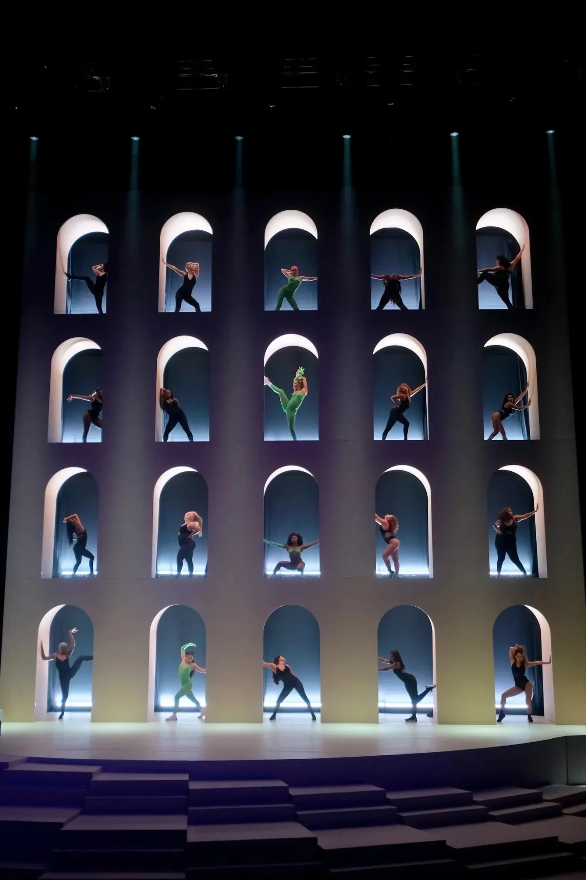 La pared de arcos en el desfile de 2019 de Savage x Fenty.