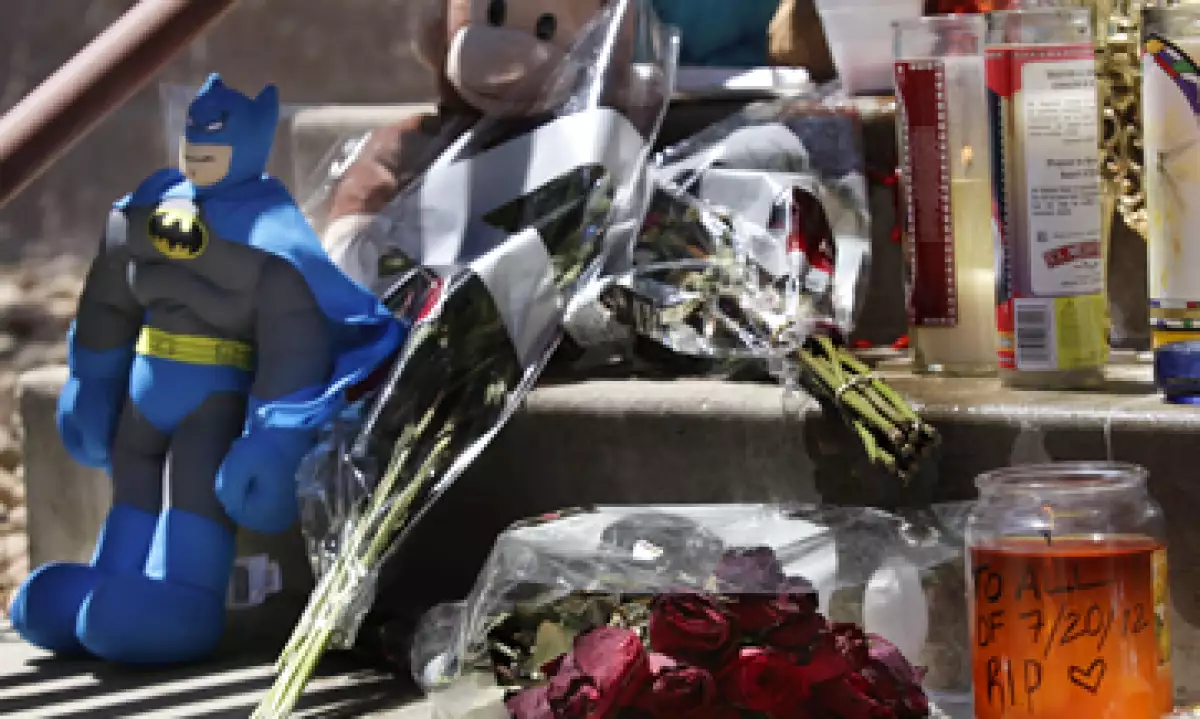 Personas en Aurora, Colorado, colocaron en espacios públicos figuras y flores para recordar a las víctimas. (Foto: AP)