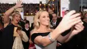 Reese Witherspoon haciendo una selfie en la red carpet del Oscar.
