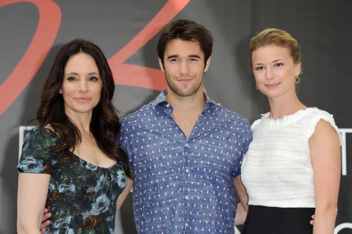 Madeleine Stowe con Joshua Bowman y Emily Vancamp, actores de Revenge.