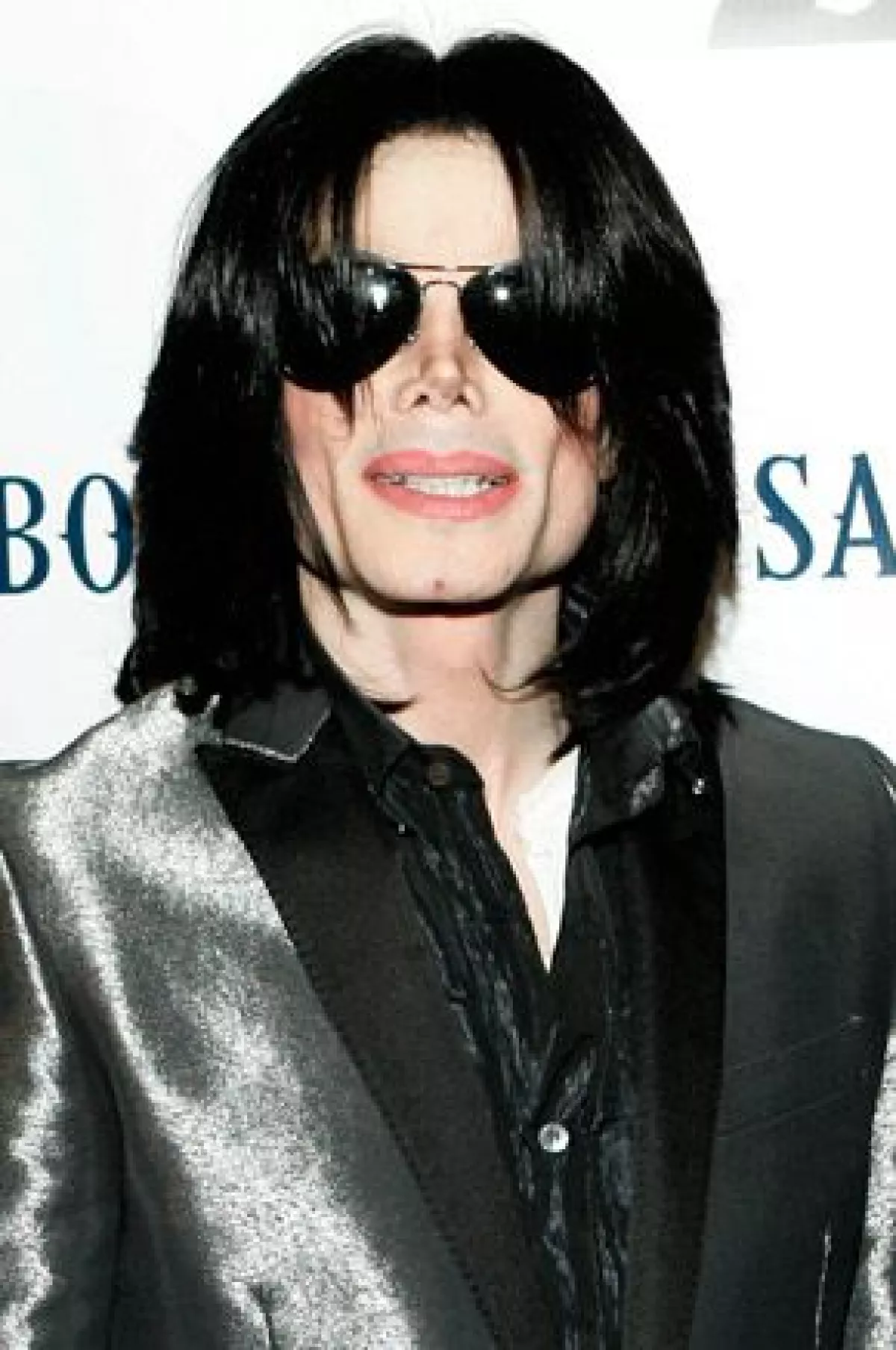 Un hijo del rey de Bahrein acusa al cantante de haberse quedado con 7 millones de dólares que se le pagaron para producir un álbum y una autobiografía que el astro del pop jamás entregó.