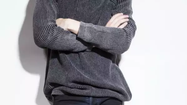 A sus 24 años, el joven decidió decir 'no' a la carrera política para elegir su pasión por la actuación. La serie "Amor sin reserva" es su primera gran oportunidad dentro de la televisión.