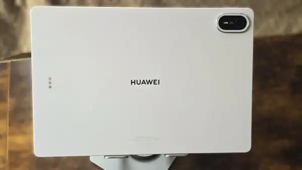 Fotografía del reverso de la Huawei MatePad Air.