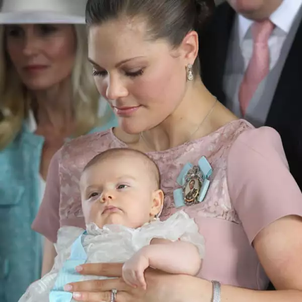 Victoria de Suecia en el bautizo de su hija, la Princesa Heredera Estelle.