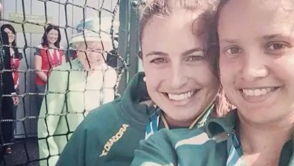 La reina de Inglaterra mostró su lado más simpático participando en una foto que se tomaban dos jugadoras de hockey durante un torneo de la Commonwealth en Escocia al que la royal asistió.