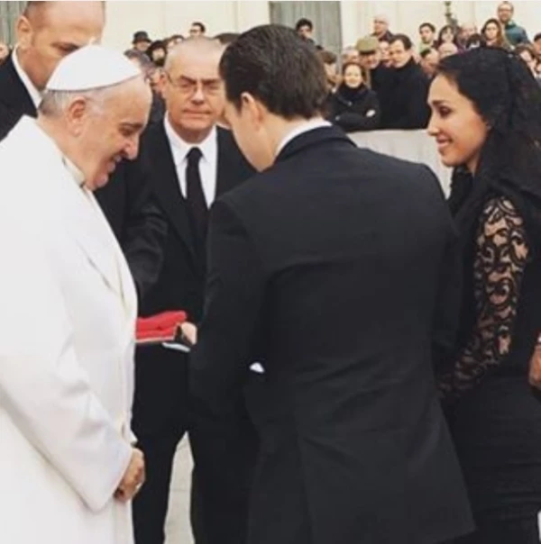 El gobernador de Chapas y la cantante representando al pueblo Chiapaneco en su visita al Papa.